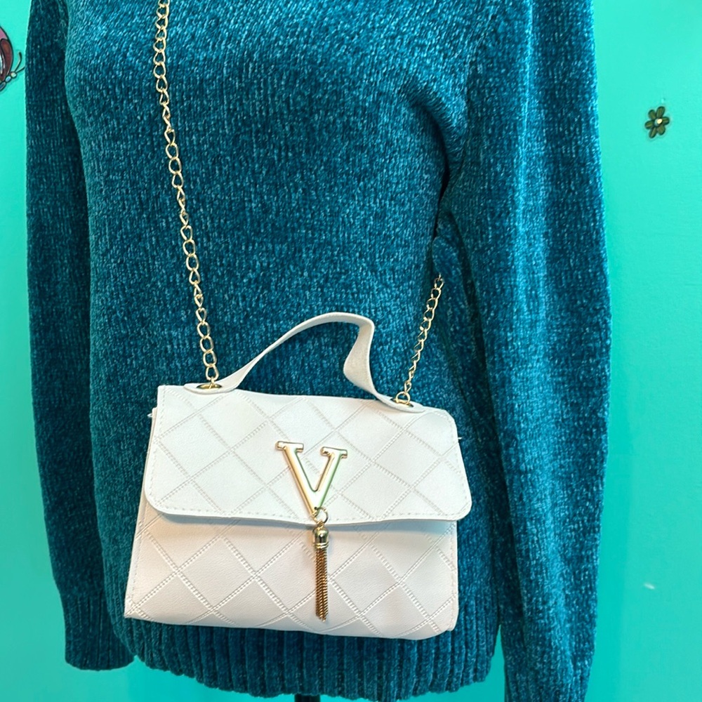 Small faux leather handbag 
*Approx. ブx5
*Gold removable chain